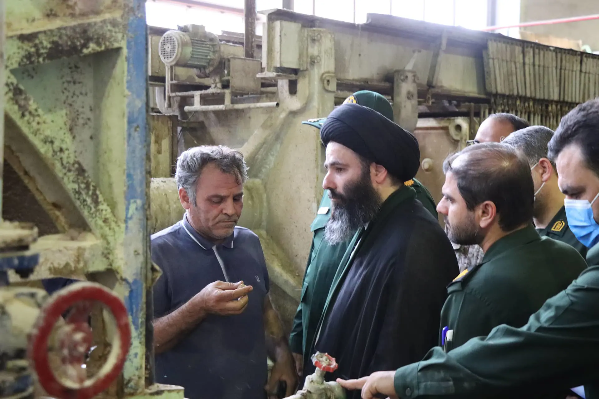 بازدید امام جمعه شوش و فرمانده سپاه ناحیه از کارخانه کشت و صنعت قند خاورمیانه