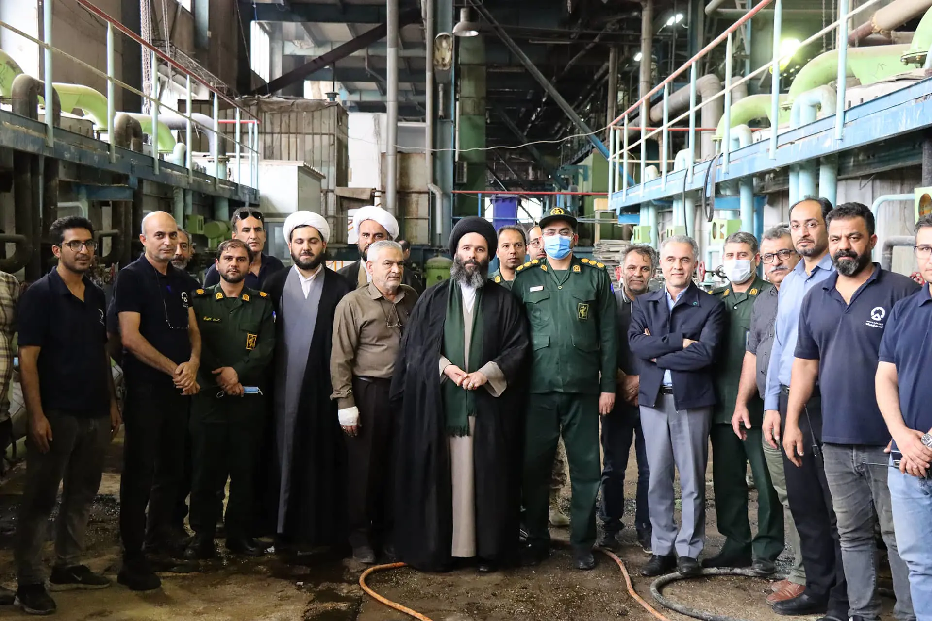 بازدید امام جمعه شوش و فرمانده سپاه ناحیه از کارخانه کشت و صنعت قند خاورمیانه