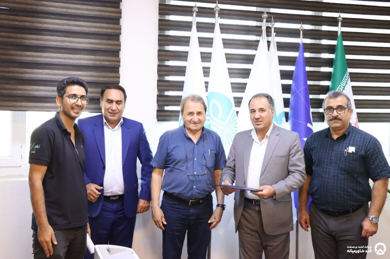 تقدیر و تجلیل از کارگران نمونه در شرکت کشت و صنعت قند خاورمیانه