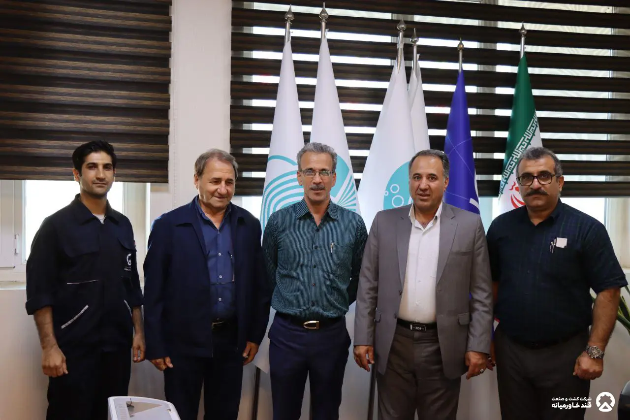 تقدیر و تجلیل از کارگران نمونه در شرکت کشت و صنعت قند خاورمیانه