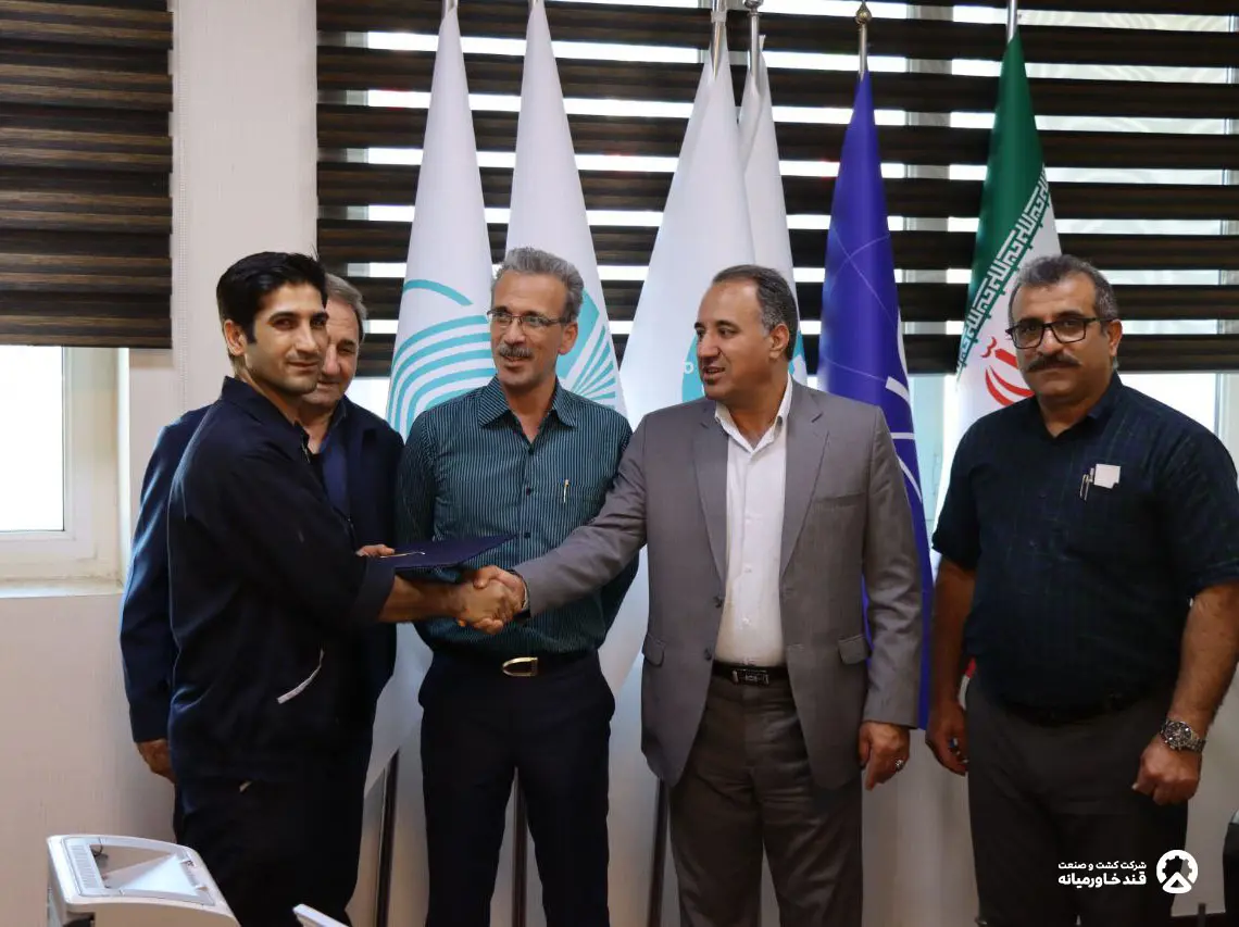 تقدیر و تجلیل از کارگران نمونه در شرکت کشت و صنعت قند خاورمیانه