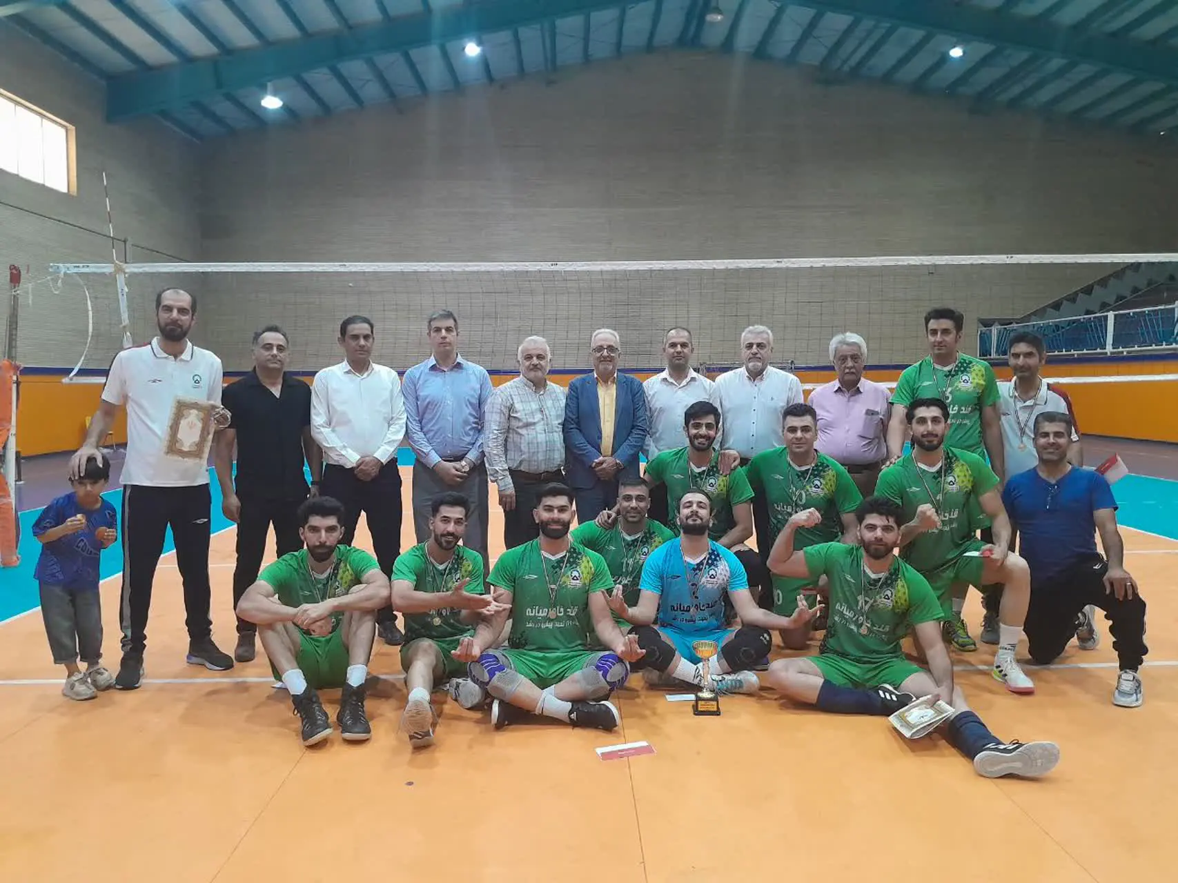 تیم والیبال شرکت کشت و صنعت قند خاورمیانه قهرمان مسابقات والیبال کارگران خوزستان شد
